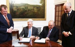 (I-D) Emb argentino Sersale di Cerisano de pie al lado de Sir Alan quien firma junto al vice ministro Villagra Delgado el documento, apoyado por emb Mark Kent 