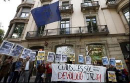 El inesperado fallo es un fuerte revés a los bancos españoles, que ahora tienen que abonar a los clientes más de lo que reconoció el Tribunal Supremo español