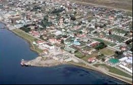 Excluyendo MPC, el número usual de personas residentes presentes en las Falklands la noche del censo fue de 2.613. 