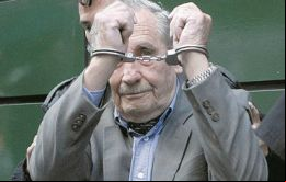 Encarcelado en Montevideo desde 2007, fue procesado y condenado en 2009 a 25 años de prisión por la muerte de 37 opositores en 1977 y 1978
