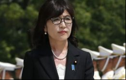 Inada frecuenta con regularidad el santuario en fechas cercanas al aniversario del fin de la II Guerra Mundial, pero es su primera visita como ministra de Defensa 