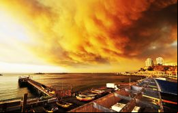El fuerte viento de hasta 60kms por hora, propagó las llamas hacia las zonas habitadas del sur de Valparaíso, donde las temperaturas alcanzaron los 34 grados.