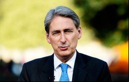  El organismo Inversiones Financieras del Reino Unido recortó en un punto porcentual los títulos en posesión del Estado, informó el ministro Philip Hammond.