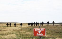 Cuadrillas trabajando en el desminado de campos que se remontan a la época de la invasión argentina de las Islas 