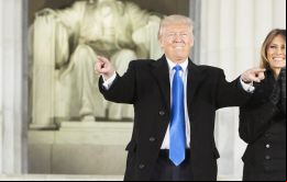 Tras depositar la corona de flores en la tumba del soldado desconocido de Arlington, Trump y su familia asistieron a un concierto en el Monumento a Lincoln.