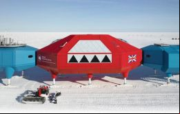 La estación Halley VI, compuesta por ocho módulos construidos sobre piernas hidráulicas con esquís gigantes, se encuentra en la plataforma de hielo Brunt