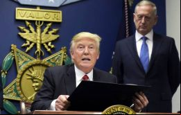 Trump reconoció que la orden depende que el Congreso, de mayoría republicana, apruebe los presupuestos de Defensa que presente la Casa Blanca