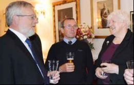 Stuart Wallace de Fortuna Ltd (izq) junto a John Birmingham y Jan Cheek. Fortuna es auspiciante de una base de datos de la FIA tanto en el Reino Unido como Falklands.  