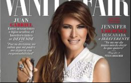  Melania Trump aparece vestida de blanco, maquillada y peinada a la perfección, y emulando comer con un tenedor un collar que hace las veces de espagueti.