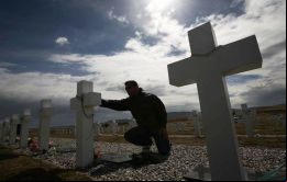 La Policía Real de Falklands solicita que quienes hayan visitado el cementerio durante los meses de diciembre/enero se pongan en o