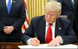 Hoy estamos firmando los principios básicos de regulación del sistema financiero de EE.UU., dijo Trump, antes de estampar su firma en los documentos