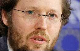 Para el eurodiputado Verde, Jan Philipp Albrecht, la definición va demasiado lejos al considerar como acto terrorista aquellas que causen un perjuicio económico.