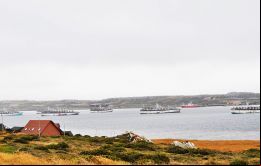 Una vista de los poteros y otros embarcaciones de pesca en la bahía de Stanley cuando pasan a recoger sus licencias de pesca (Pic R.Goodwin)
