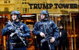 La CNN cifra en un millón de dólares diarios el precio que supone mantener los 200 agentes federales que protegen la Torre Trump. 