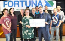 La presentación del cheque de £ 30.000 de Fortuna por parte de Fiona Wallace