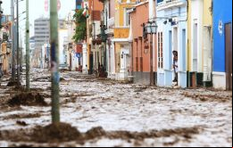 La mayoría de los distritos de Lima, donde viven ocho millones de personas, lleva más de un día sin agua, ya que el exceso de lodo, piedras impiden procesar el agua 