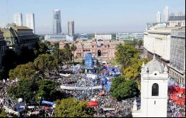 El acto multitudinario frente a Casa Rosada encabezado por las Madres y Abuelas de Plaza de Mayo