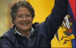  El oficialismo reprocha a Lasso, un ex banquero, de haber obtenido beneficios financieros de la crisis bancaria de finales de los años 1990.