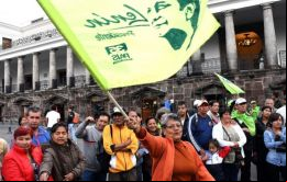 “Lenín presidente” y “Fuera, fuera, fuera chulquero fuera” gritaban desde filas del oficialista Lenin Moreno, elegido a dedo por el saliente Rafael Correa