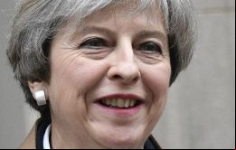 Antes de partir a Jordania, la premier británica respondió con una carcajada, y afirmó que lo que están haciendo con todos los países de la UE es sentarse y hablar.