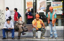 En Santiago Metropolitano la tasa de desocupación se situó en 6,5%, consignando incrementos de 0,4 puntos porcentuales en doce meses y de 0,3 trimestralmente. 