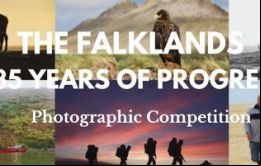 El poster anunciando la muestra fotográfica a exhibirse en Londres durante el mes de junio resaltando cuanto han avanzado las Falklands en los últimos 35 años 