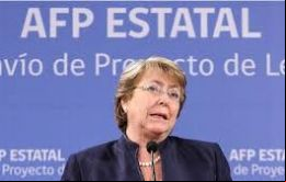 “Chile necesita este tipo de seguro social, nos hace bien como país mirarnos de otra forma”, afirmó la mandataria socialista. 