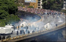 Los opositores, que marcharon en varias ciudades del país vestidos en su mayoría de blanco, fueron reprimidos con gases, balas de goma y camiones hidrantes