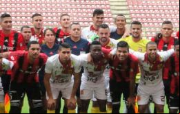 Los jugadores, durante un minuto, se mantuvieron en sus posiciones sin tocar la pelota como una forma de recordar a las víctimas de la represión de Maduro