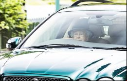 A pesar de sus 91 años, y tras misa, la Reina se acomodó en el asiento del conductor del Jaguar verde y manejó hasta su residencia en el Palacio de Buckingham.