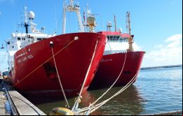 Los rompehielos RRS James Clark Ross y RRS Shackleton de la BAS ha coincidido en Montevideo a la finalización de la temporada antártica durante su retorno a base.