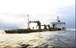 El Uruguay Reefer sigue haciendo agua, y para este domingo se aguarda la llegada de un remolcador para una evaluación definitiva de su condición    