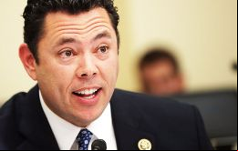 Según Chaffetz, los memorandos plantean preguntas sobre si el Presidente intentó influir o impedir la investigación del FBI en lo que se refiere al general Flynn