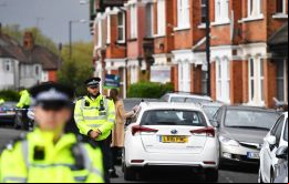 Las registros en el distrito de Barking, a unos 14 kilómetros al este del puente de Londres, donde anoche tres hombres fueron abatidos a tiros 