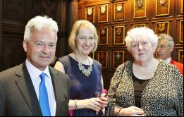 Durante la recepción Sir Alan Duncan, Sukey Cameron MBE representante de las Falklands en Londres y la Consejero Jan Cheek MLA