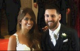 Messi y Roccuzzo hicieron una breve aparición en la alfombra roja durante la cual posaron para las cámaras, se besaron apasionadamente y rápidamente regresaron a la fiesta.