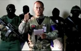 Oscar Pérez lee una declaración junto a sus compañeros nacionalistas.