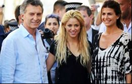 Macri en el escenario junto a la Primera Dama y a Shakira, alza la bandera de Global Citizen