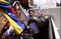 López fue detenido en febrero de 2014 y condenado a 14 años, acusado de instigar a la violencia en las protestas contra Maduro de ese año con saldo de 43 fallecidos.