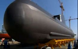 El Yu Gwan-sun, de propulsión diesel, cuenta con una célula de combustible,  capaz de realizar operaciones bajo el agua durante 10 días o más sin tener que emerger