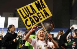  Frente al Museo de Arte paulista, grupos de izquierda y sindicatos vinculados a PT de Lula protestaron contra lo que calificaron como un ataque a la democracia