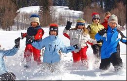 Niños se divierten en la nieve que cubrió la capital chilena. Empero también hubo apagones al caerse árboles y columnas de transmisión eléctrica  