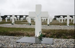 Cementerio de Darwin donde yacen los restos de los soldados argentinos caídos en la guerra de 1982