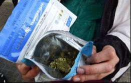 La venta comenzó en 16 farmacias de 11 de 19 departamentos del país, de menos de 3,5 millones de habitantes y con más de 1.000 de estos comercios en el territorio