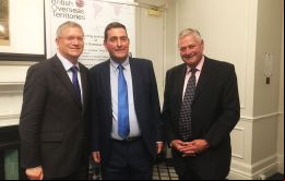 El diputado Andrew Rosindell MP, Anthony Weber de FOTBOT y Albert Poggio de Gibraltar durante la recepción de Amigos de los Territorios de Ultramar
