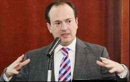 Un tribunal de la ciudad de Bogotá condenó a las empresas Claro y Movistar a pagarle a la nación la suma de 4.7 billones de pesos, declaró Vélez a periodistas.