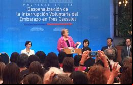 “Hoy las mujeres recuperamos un derecho básico que nunca debimos perder: decidir cuándo vivimos momentos de dolor”, escribió la Bachelet en Twitter