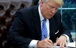 Trump estampó su firma a puertas cerradas tras el fracaso de sus intentos para que el texto no prosperara y descongelar así las relaciones con el Kremlin