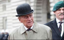 Felipe, duque de Edimburgo, asistió a un desfile de la Marina Real en el Palacio de Buckingham y se reunió con militares 