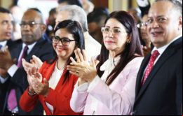 Con retratos de Hugo Chávez y de Simón Bolívar, Diosdado Cabello (I), la primera dama Cilia Flores y la ex canciller Delcy Rodríguez (I) ingresaron al Legislativo.